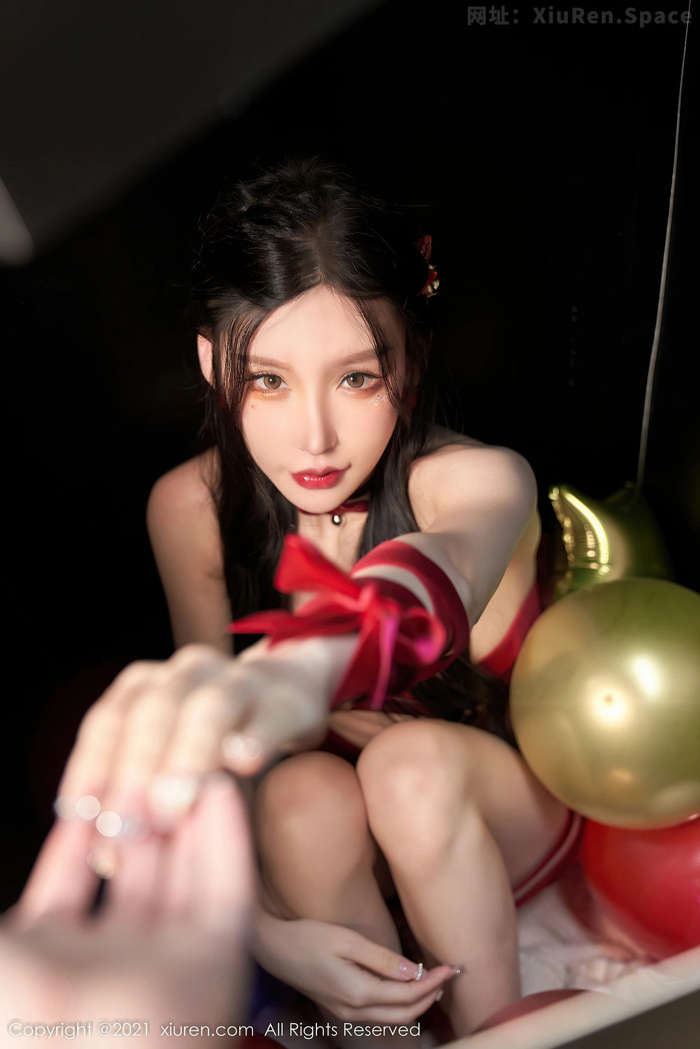 图片[4]-[XiuRen秀人网]VOL.4385 女神周于希Sally圣诞主题性感红色丝带裹身秀火辣身材诱惑写真90P-秀人网官方网站